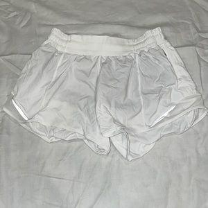 White Hotty Hots NEVER WORN size 6 LULULEMON